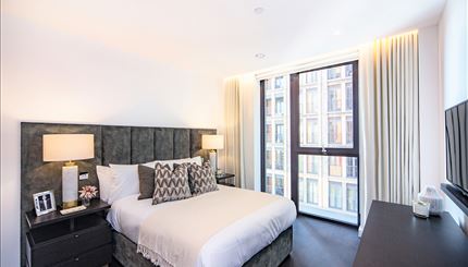 Master Bedroom (Blind open)