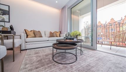 Reception room onto the balcony 