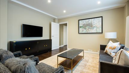 Reception room 